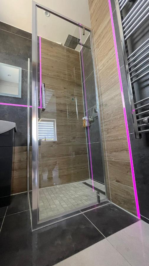 #4 Tgha Luxury One Bedroom Apartment In アスローン エクステリア 写真